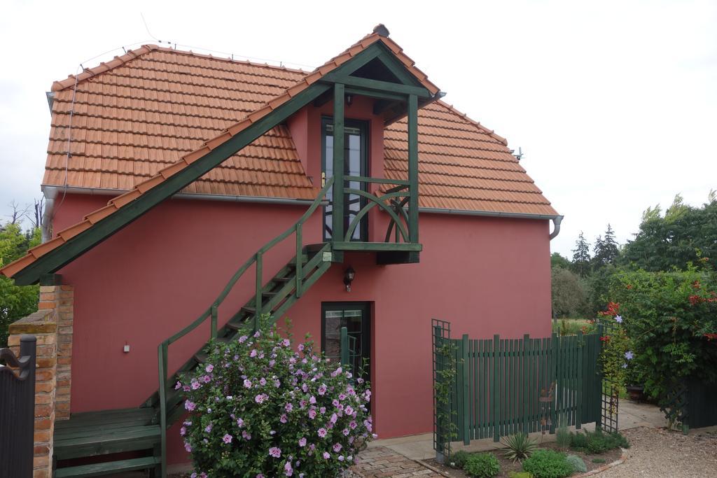 Penzion Na Lednické Hlohovec Exterior foto
